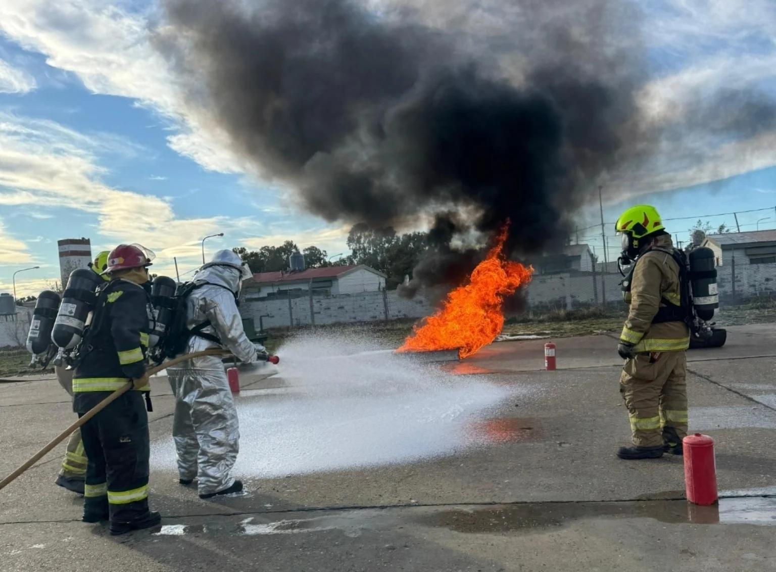 Bomberos durante una práctica real de extinción de fuego